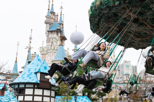 Lotte　World　Adventure　is　in　the　proximity　to　the　Lotte　World　Tower