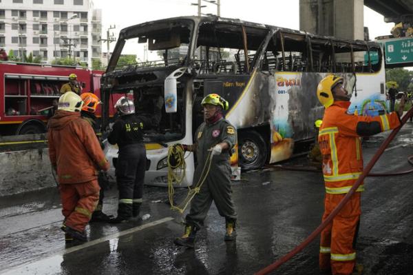 曼谷外发生校车起火事故，25名乘客疑似遇难，政府官员称